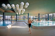 Auch im Hallenbad Mooshüsli in Emmen wird es künftig für Einheimische und Auswärtige unterschiedliche Eintrittspreise geben. (Archivbild Pius Amrein)