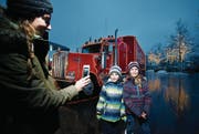 Sandra Schneider macht ein Foto von Nelio und Lelanie vor der Hauptattraktion, dem Coca-Cola-Truck. (Bild: Stefan Kaiser (22. Dezember 2017))