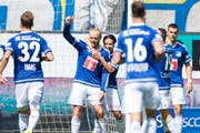 Die Luzerner mit Marco Schneuwly, Mitte, feiern das 2:0 beim Fussball Meisterschaftsspiel zwischen dem FC Luzern und dem FC Thun vom Sonntag 21. August 2016 in Luzern. (Bild: KEYSTONE/Urs Flueeler)