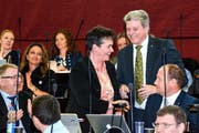 Vroni Thalmann-Bieri (SVP) nimmt als Vize-Kantonsratspräsidentin die Glückwünsche von SVP-Fraktionschef Guido Müller (rechts) entgegen. (Bild: pd)