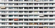 In grossen Wohnsiedlungen konzentrieren sich die Menschen darauf, ihr eigenes Nest zu bauen. Die soziale Distanz ist im Vergleich zu Einfamilienhaussiedlungen sehr gross. Hier ein Hochhaus in Berlin. (Bild: AFP)