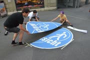 Verschiedene Stellen in der Innenstadt und der Neustadt werden mit runden Signeten «Rücksicht» signalisiert. (Bild: PD)