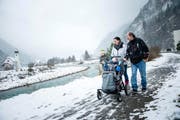 Armin und Janett Küttel mit ihren Söhnen Dennis (9) und Lukas (6) beim Spazieren an der Reuss in Erstfeld. (Bild Roger Grütter)