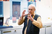 Bruno Bollinger schildert, wie er nach Zürich fahren musste, um rote Jeans kaufen zu können. (Bild: Stefan Kaiser (27. März 2018))