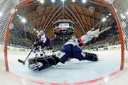 Der HC Davos verkauft sein Eishockey-Spektakel «Spengler-Cup» (hier Luganos Linus Klasen gestern mit dem 5:3 gegen Mannheim) mit viel Cleverness. (Bild: Freshfocus/Urs Lindt)