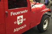 Die Vorlage zur Verlegung des Feuerwehrlokals der Feuerwehr Alpnach wurde angenommen. Im Archivbild: Ein Feuerwehrauto von Alpnach. (Bild: Josef Reinhard / OZ)