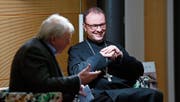 Abt Urban Federer (rechts) im Gespräch mit Peter Lüthi. (Bild: Stefan Kaiser (Oberägeri, 26. März 2018))
