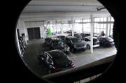In der Werkstatt-Lagerhalle der Bavaria AG in Baar werden bald Künstler zu Gast sein. (Bild Werner Schelbert)