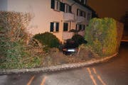Der Lenker verlor die Herrschaft über sein Auto und fuhr "ab durch die Hecke". (Bild: Zuger Polizei)