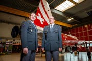Der abtretende Kommandant Oberst Peter Rohrer (rechts) übergab gestern das Kommando des Militärflugplatzes Emmen an seinen Nachfolger Oberst Frédéric Ryff. (Bild: Roger Grütter)