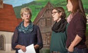 Von links: Marie-Theres von Gunten und ihre Nachfolgerin Yvonne Fend stimmen sich auf die Konzerte ein. (Bild: Dominik Wunderli (14. November 2017))