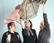 Nein, nein, da fliegen keine Fetzen, höchstens schwebt mal ein edles Foulard durch die Lüfte: die Luzerner Textildesignerinnen Livia Martinelli, Paola Di Valentino und Maya Peer (von links), die mit ihrem Label Foulalà zunehmend auch international tätig sein möchten. (Bild: Nadia Schärli (16. November 2016))
