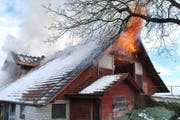 Das Wohnhaus mit angebauter Scheune steht in Flammen. (Bild: Luzerner Polizei)
