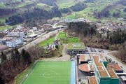 Der geplante Standort (markierte grüne Fläche) der HZI in Goldau wird nun noch einmal überprüft. (Bild: Archiv Neue LZ)
