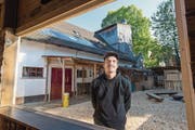 Schüür-Leiter Marco Liembd im Garten, wo ein neuer Zugang erstellt werden soll. (Bild: Eveline Beerkircher (Luzern, 10. Oktober 2017))