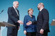 Horst Seehofer, Angela Merkel und Martin Schulz (von links) bei der gemeinsamen Pressekonferenz gestern in Berlin. (Bild: Clemens Bilan/EPA)