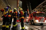 Der Atemschutztrupp der FFZ im Einsatz. (Bild: Freiwillige Feuerwehr Zug)