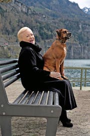 Angelika Milster mit Hund Chico am Quai in Brunnen. (Bild Nadia Schärli)