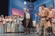 Boccaccio (rechts, gespielt von Daniel Bentz) erntet nicht nur positive Reaktionen auf seine Schlaumeiereien. (Bild: Roberto Conciatori/PD)