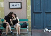 «Frieden» mahnt das Schild über dem Liebespaar. Die zyprische Einheit bleibt vorerst eine Vision. (Bild: Petros Karadjias/Keystone (Nikosia, 6. Juli 2017))