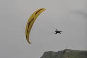 Der Pilot verletzte sich bei der Landung. Er prallte in einen Fahrzeugunterstand. (Symbolbild) (Bild: Boris Bürgisser / Neue LZ)