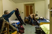 Zwei Obdachlose richten sich in ihrem Zimmer in der Notschlafstelle ein. Hier bekommen sie in den kalten Winternächten ein warmes Bett. (Bild: Roger Gruetter / Neue LZ)