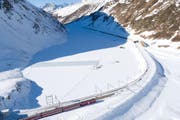 Um zum See zu gelangen, fahren Besucher mit der Matterhorn Gotthard Bahn bis zur Station Oberalppass.