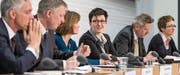 Fedpol-Chefin Nicoletta della Valle (Mitte) will Gesetzeslücken beim Kampf gegen Terrorfinanzierung stopfen.Bild: Alessandro della Valle/Keystone (Bern, 14. März 2017)