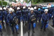 Polizisten überall: Solche Bilder wie an der Schlachtjahrzeit von Sempach 2009 sind der SVP zwar ein Dorn im Auge, auf die Feier verzichten will sie trotzdem nicht. (Bild Boris Bürgisser/Neue LZ)