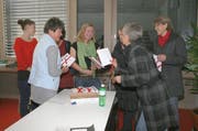 Fast alle der porträtierten Frauen kamen zur Präsentation der Maturaarbeit von Manuela Eberli (hinten mit grünem Schal). (Bild: Marion Wannemacher)