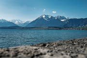 Alles hängt zusammen: Die Berner Alpen, der Thunersee und das Hochwasser. (Bild: Corinne Glanzmann (10. April 2017))