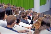 Welche Gymnasien bilden erfolgreiche Studenten aus? Die entsprechenden Daten wären vorhanden, sie werden aber nicht ausgewertet. Im Bild: Start des Herbstsemesters 2014 an der Uni Luzern. (Bild Pius Amrein)
