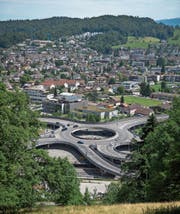 Blick von Michael Töngis Hof «Understrick» auf den Schlund-Kreisel. (Bild: Dominik Wunderli (Kriens, 7. Juli 2017))