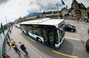 Wer in Luzern übernachtet, kann in Stadt und Agglomeration kostenlos Bus und Bahn fahren. Auf dem Bild fährt ein Bus der VBL über die Seebrücke. (Bild: Archiv Roger Grütter)