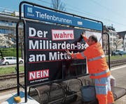 Ein Plakat der Gegner der Energiestrategie. (Bild: Thomas Delley/Keystone (Zürich, 27. März 2017))
