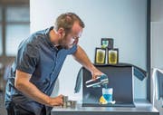 Silvan von Arx demonstriert sein selbstkühlendes Glas. (Bild: Nadia Schärli (Horw, 7. August 2017))