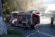 Das Fahrzeug der Feuerwehr Luzern kommt beim Seehotel Hermitage am Donnerstag zum Einsatz. (Bild: Leserbild Simona Keller)