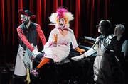 Flurin Caduff, Carla Maffioletti, Todd Boyce und Howard Arman (von links nach rechts) überzeugen in Dominique Menthas letzter Inszenierung am Luzerner Theater. (Bild: PD/Tanja Dorendorf/T+T Fotografie)