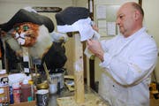 Christoph Koch von der Chatzemusig arbeitet an einer Maske. (Bild Boris Bürgisser/Neue LZ)