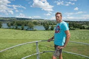 Landwirt Jvan Estermann aus Nunwil blickt von einem Silo seines Hofs auf den geplanten, durch sein Land führenden Weg am Baldeggersee. (Bild: Dominik Wunderli / Neue LZ)