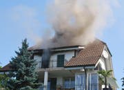 Aus dem Dachgeshoss steigt starker Rauch auf. (Bild: Luzenrer Polizei)