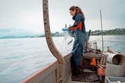 Die Berufsfischerin Sabina Hofer holt ihre praktisch leeren Netze aus dem Vierwaldstättersee. (Bild: PD)