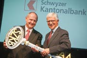 Gottfried Weber (rechts) übergibt an Peter Hilfiker. (Bild: pd)