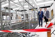 Pascal Niquille (links) und Rolf Wiederkehr besichtigen (Bild Werner Schelbert)