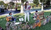 Demita Klassen (Mitte) liest beim Alpenquai in Zug ein Gedicht und wird von Musikern begleitet. (Bild: Werner Schelbert (20. Juli 2017))