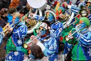 Die Crescendos-Guggenmusig Baar am Umzug. (Bild: Christof Borner-Keller / Neue ZZ)