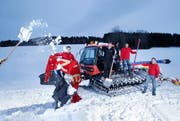 Der frühe Schnee macht es möglich: Sandro Näf, links, Jake van Messel, Louis Iten und Patrick Schönmann organisieren das traditionelle Skirennen in Oberägeri. (Bild: Stefan Kaiser / Neue ZZ)