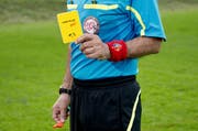Bei diesem Vorfall hatte sich der Spielleiter auch nicht im Griff. (Symbolbild Neue LZ)