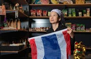 Yaowapa Isenegger denkt auch während ihrer Arbeit an den verstorbenen König. (Bild: Nadia Schärli (Luzern, 14. Oktober 2016))
