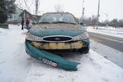 Ein Lernfahrer verlor auf der General-Guisan-Strasse in Zug wegen des Schnees die Kontrolle über sein Auto und crashte frontal in einen Baum. (Bild: Zuger Polizei)